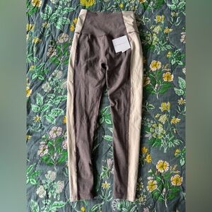 Beyond Yoga Vitality Colorblock Legging | Soft Umber Heather/Eggshell | M